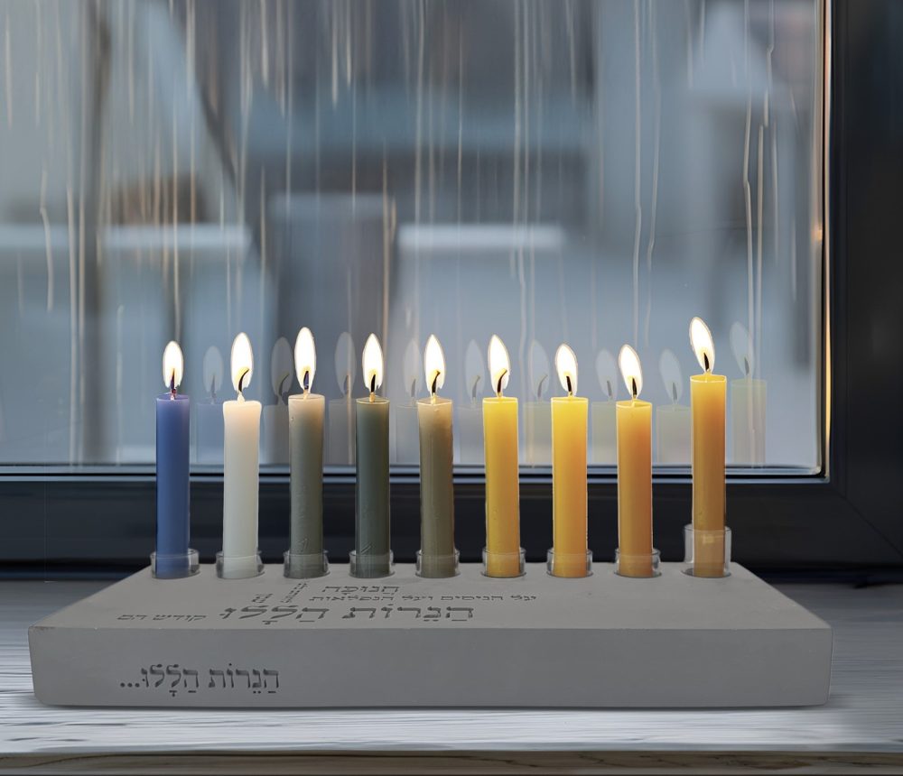 חנוכיה שטוחה מבטון אפור – טיפוגרפיה