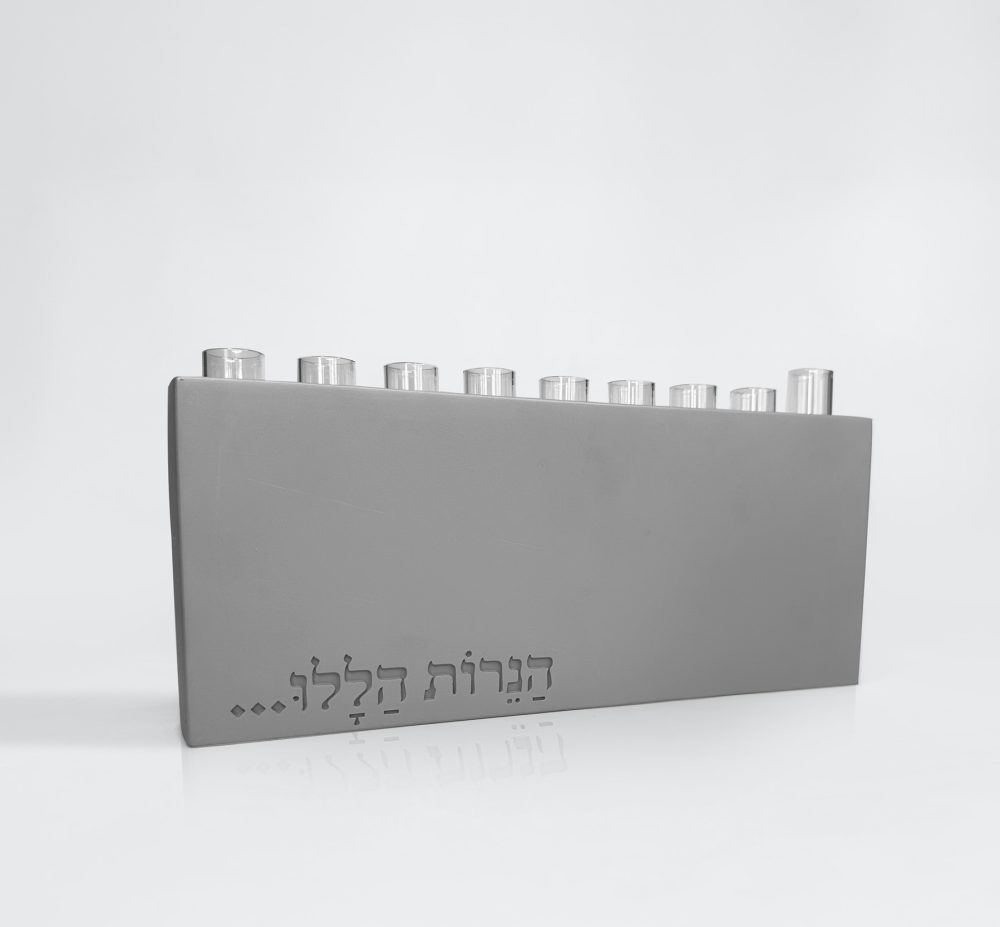 חנוכיה זקופה מבטון אפור – הנרות הללו